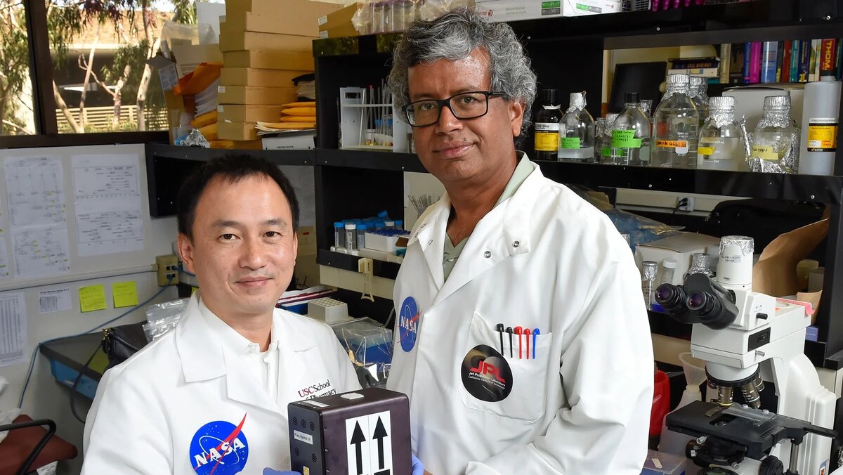Кастури Венкатесваран (Справа) — учёный из Лаборатории реактивного движения НАСА (в Пасадене, США), специализирующийся на исследовании микроорганизмов в контексте космических миссий.