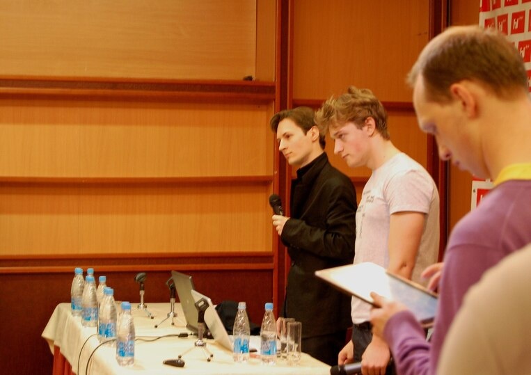     Павел Дуров (слева) на пресс-конференции в Москве в 2010 году.Когда-то Telegram был для России «нашей Машей», но потомпревратился в «не нашу». / en.wikipedia.org