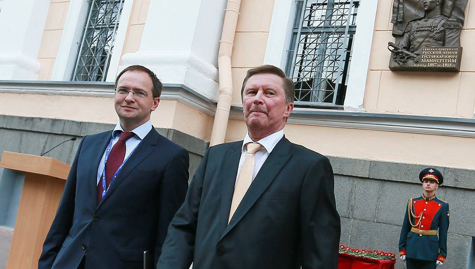 Переобувание господина Мединского на фоне памятной доски Маннергейму