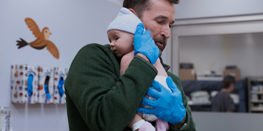 Великий сериал о выгорании или провал года? Редакция Кинопоиска спорит о втором сезоне «Питт»