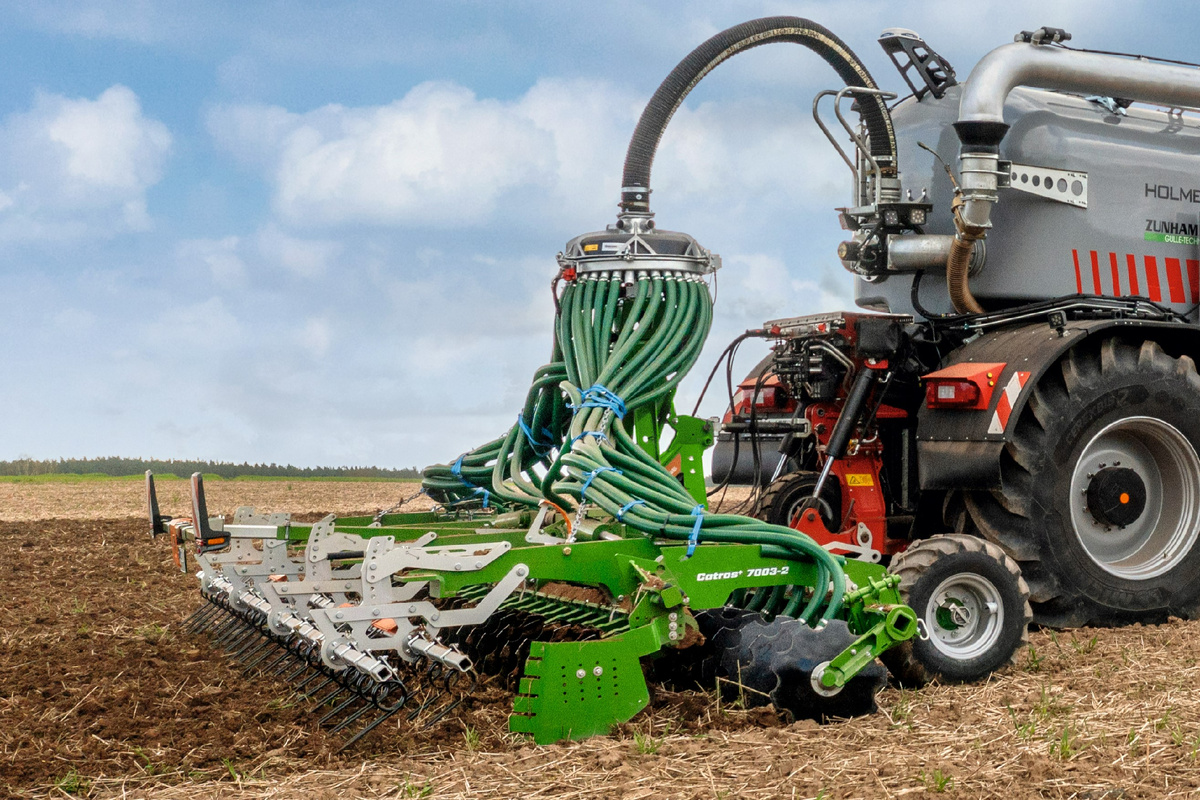 Amazone Catros pro c серийно установленным на заводе распределителем жидкого навоза Vogelsang