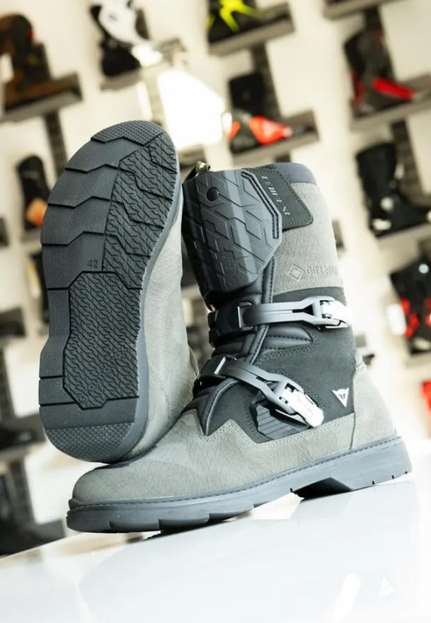 Dainese Overyond XT Gore-Tex - новые мотоботы с выдвигающейся защитой голени.