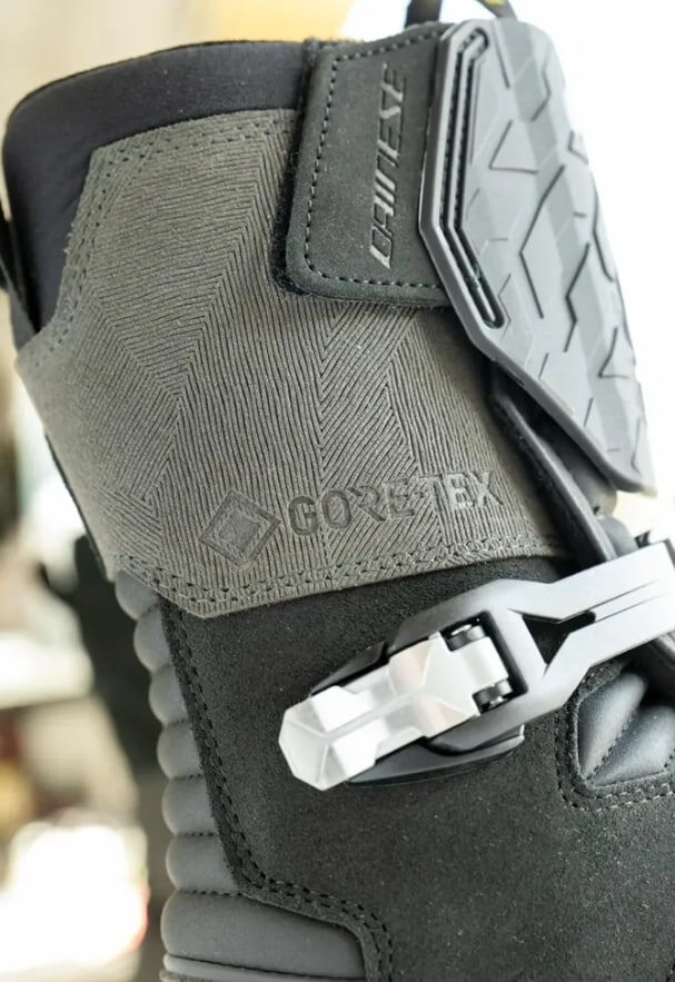 Dainese Overyond XT Gore-Tex - новые мотоботы с выдвигающейся защитой голени.