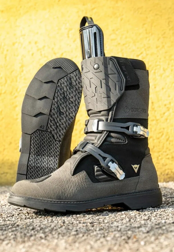 DAINESE OVERYOND XT GORE-TEX
- всесезонные мотоботы для дороги и лёгкого бездорожья с водонепроницаемой мембраной GORE-TEX.