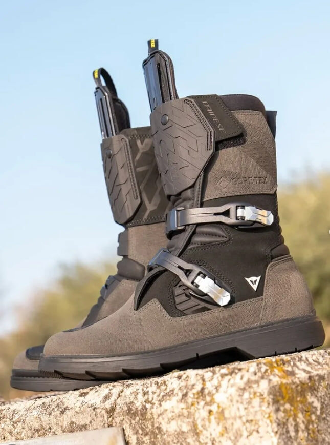 DAINESE OVERYOND XT GORE-TEX
- всесезонные мотоботы для дороги и лёгкого бездорожья с водонепроницаемой мембраной GORE-TEX.