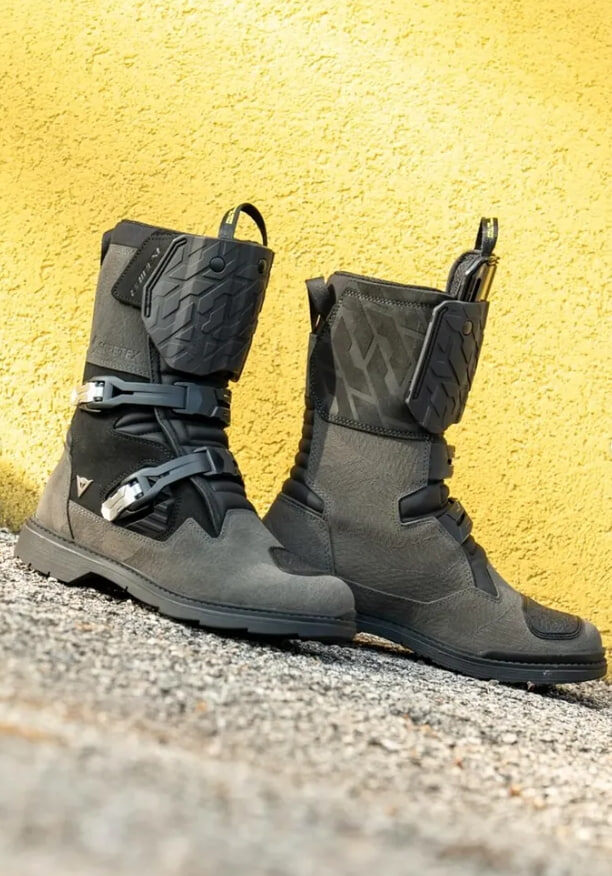 DAINESE OVERYOND XT GORE-TEX
- всесезонные мотоботы для дороги и лёгкого бездорожья с водонепроницаемой мембраной GORE-TEX.