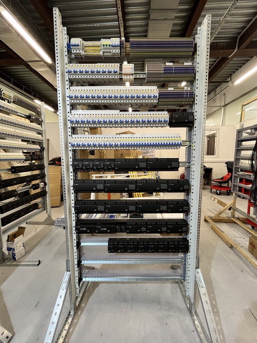 Пустая рама щита автоматики начало сборки