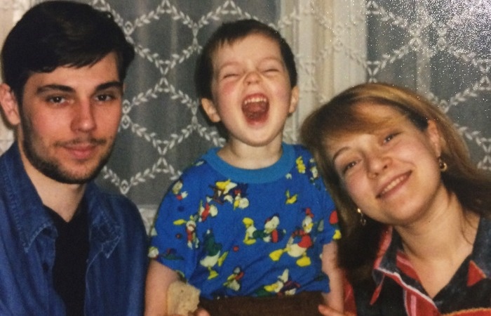 Егор Клинаев в детстве с родителями.