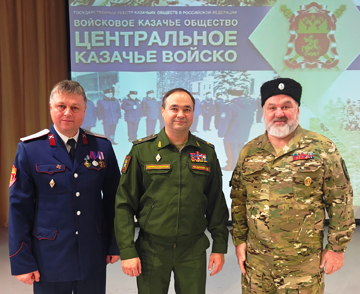 Справа налево: Андриенко Дмитрий Геннадьевич - руководитель Международного проекта «Память - звонят колокола», Фадюхин Андрей Владимирович - заместитель атамана Всероссийского казачьего общества по организации и развитию казачьих обществ, Цапенко Артур Дмитриевич – заместитель руководителя Международного проекта «Память - звонят колокола»