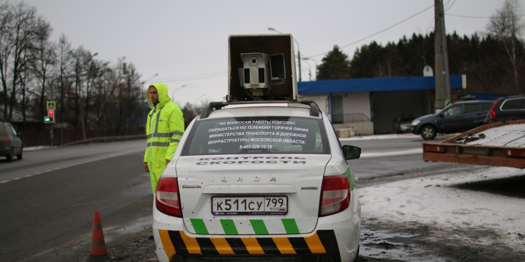 Кто зарабатывает на штрафах? Чьи камеры? И кто эти люди в фургонах на обочине? Разбираемся по фактам.