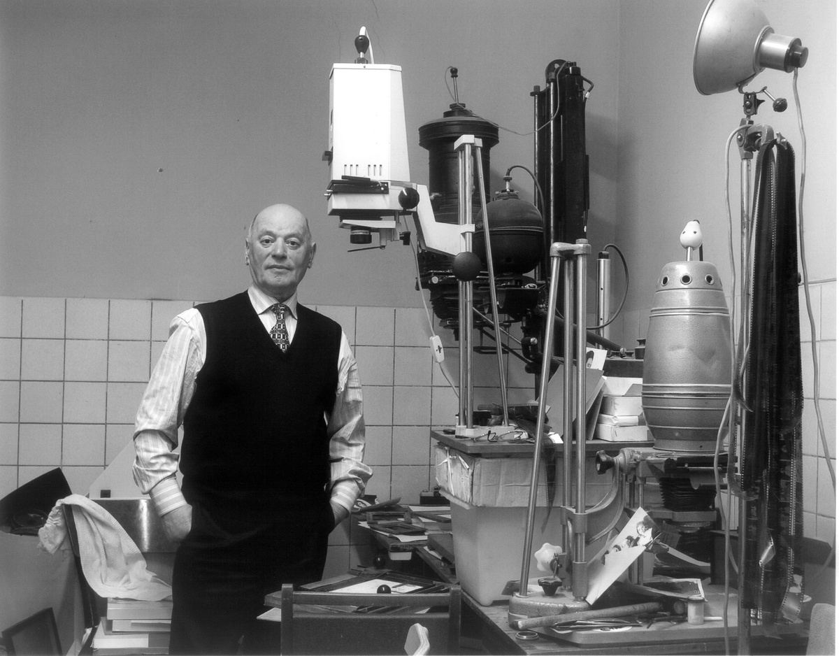 Игорь Абрамович в своей фотолаборатории в Музее МХАТ