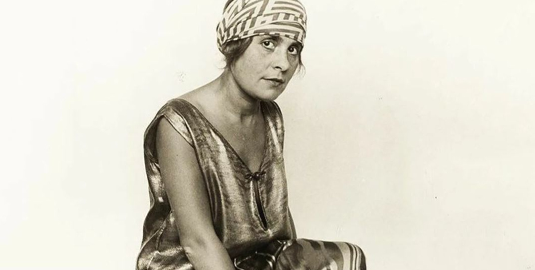 "Володя, мне сейчас не до тебя": как Лиля Брик заставила величайшего поэта страны годами стоять под её дверью