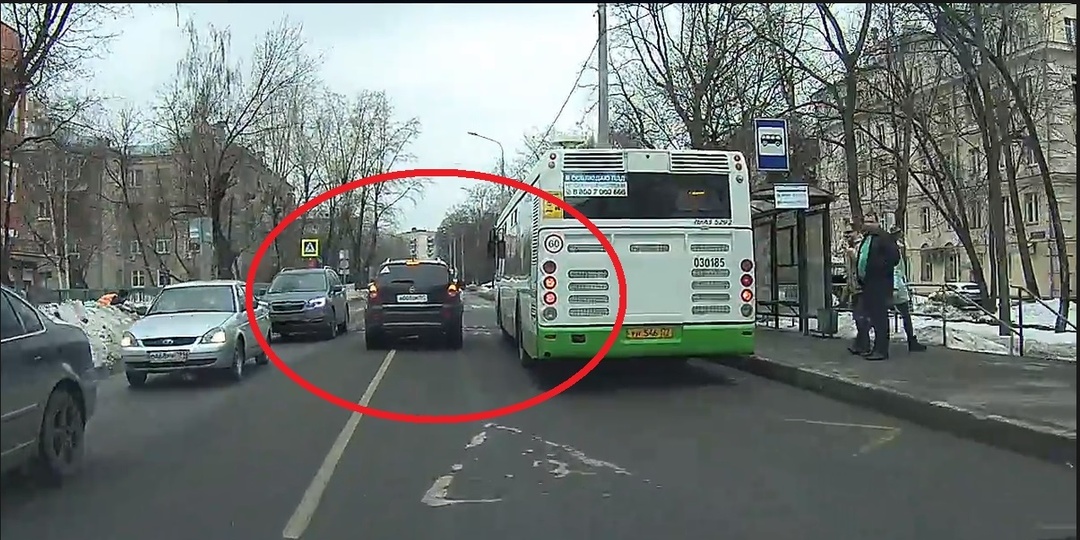 Можно ли объехать автобус, который стоит на остановке, если слева сплошная линия? Ответ автоюриста