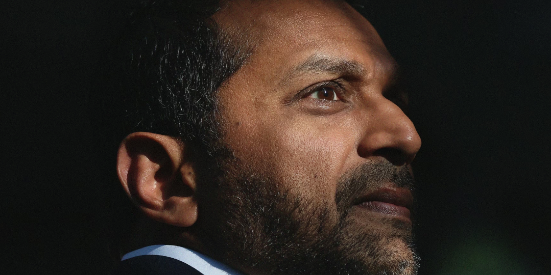 Похоже, что директор ФБР Каш Патель крепко бухает. Об этом пишет американская пресса