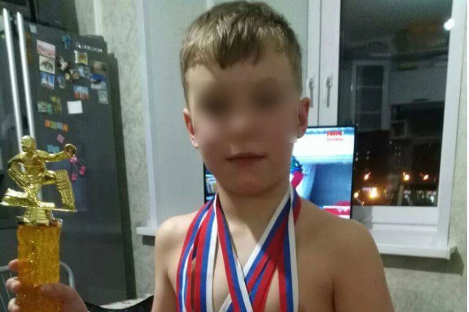 Кубок лучшего вратаря - настоящая гордость для Вовы. Фото: семейный архив.