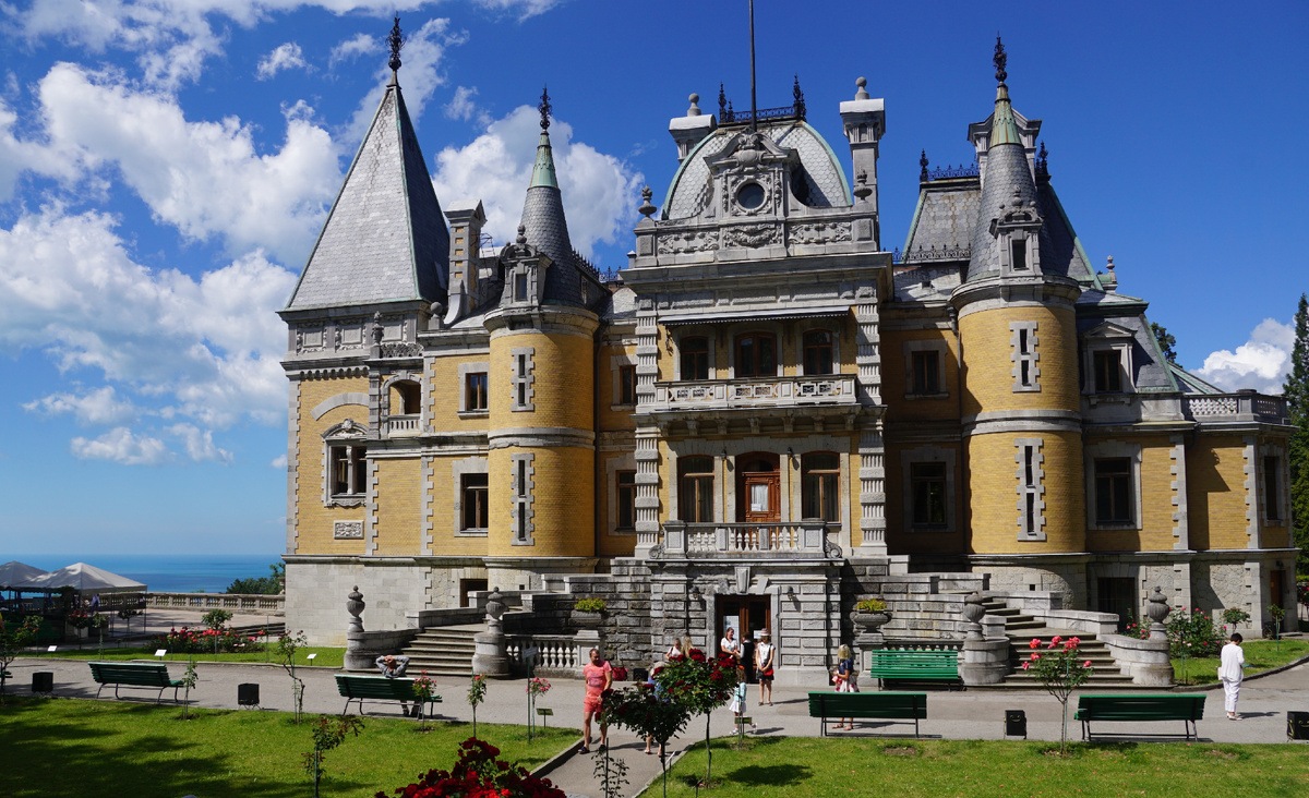 Массандровский дворец Крыма.Обратная сторона дворца.все фото подборки сделаны автором публикации.