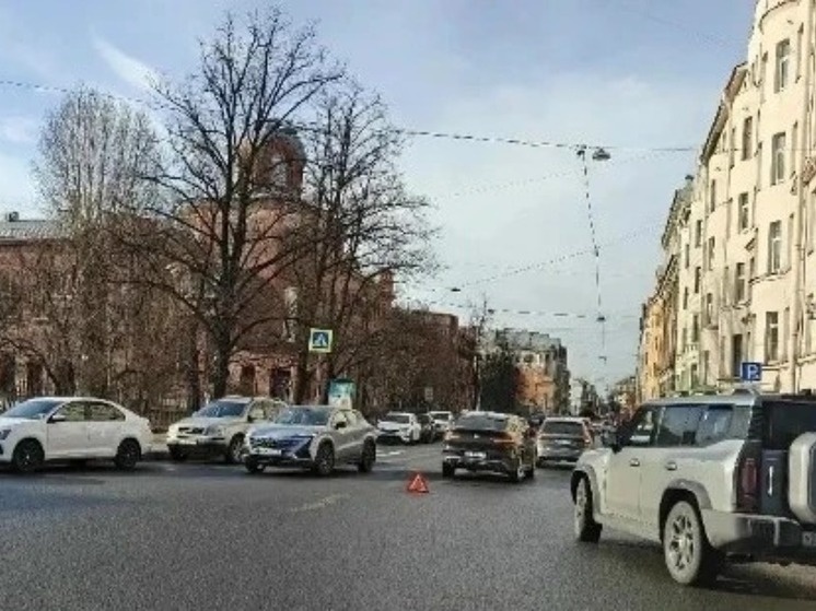     Пока светофора не будет, ДОДД пообещал установить искусственные неровности и знаки, ограничивающие скорость. Фото: МК в Питере