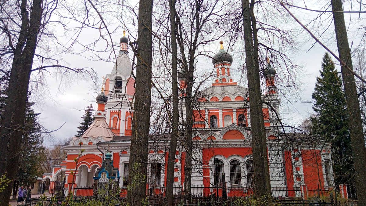 Вид со стороны кладбища