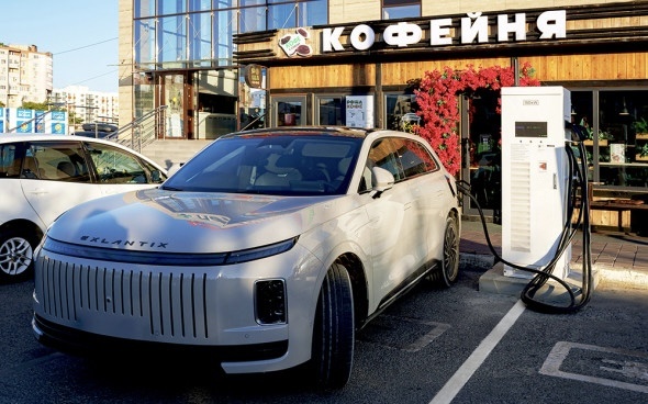 ЭЗС возле ТЦ/ Москва/ фото РБК