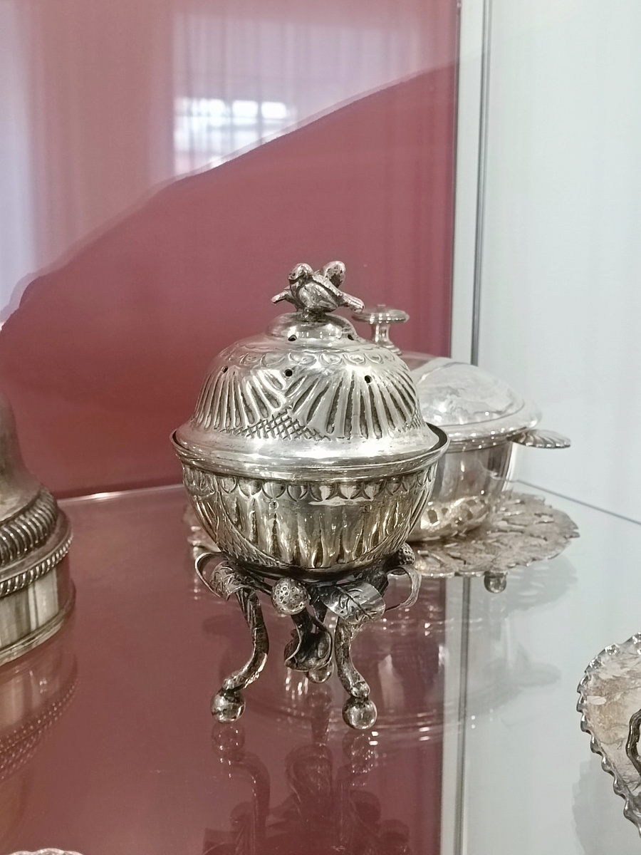 Назначение этой перфорированной вазы английского производства конца 19 века осталось загадкой