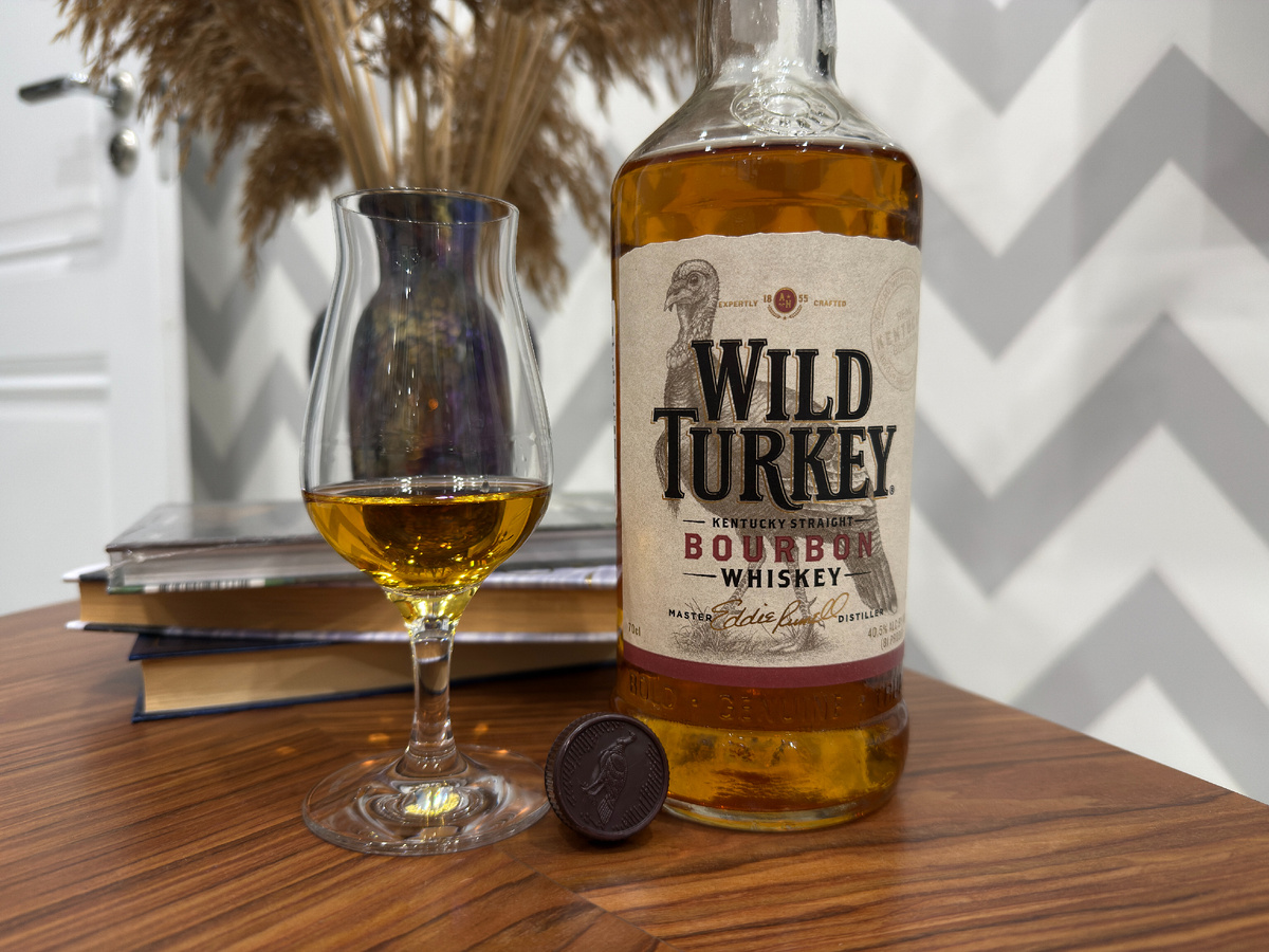 Обратите внимание на пробку, ведь там тоже изображена индейка.