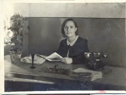 Анна Ивановна в кабинете на работе, фото 1950 годы.