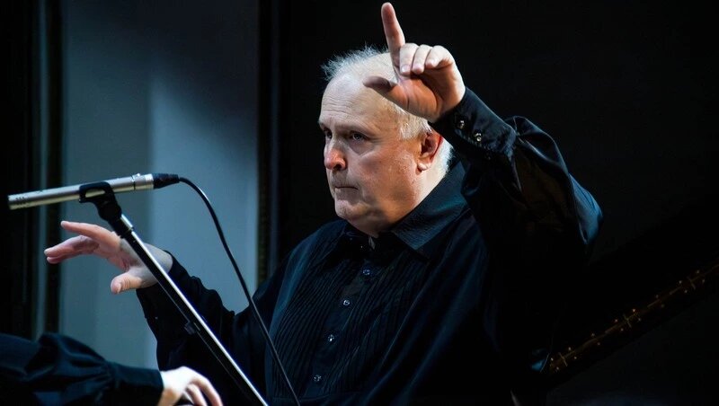    Дирижёр оркестра Андрей Абрамов всегда тщательно готовится к концерту с дебютантами Фото: Юлия Гизенко