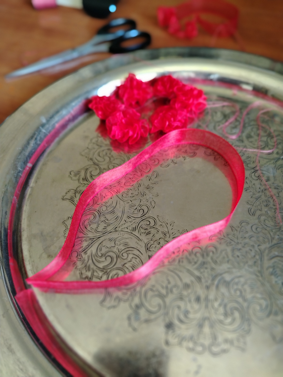 И опалить края на свече или зажыгалкой, предварительно соединив края, чтобы они сплавились.