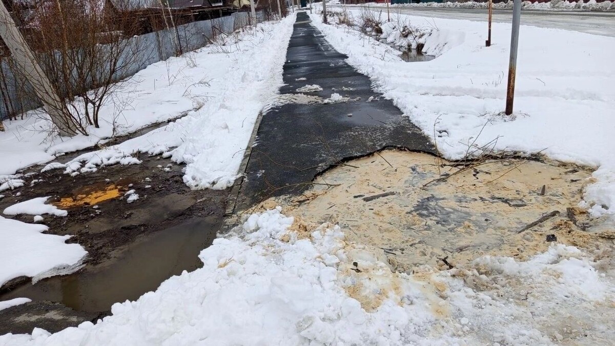    Яма образовалась из-за размытия асфальта   Типичный Междуреченский (ХМАО) / https://vk.com/mezhdurechensky86?w=wall-134187427_32242