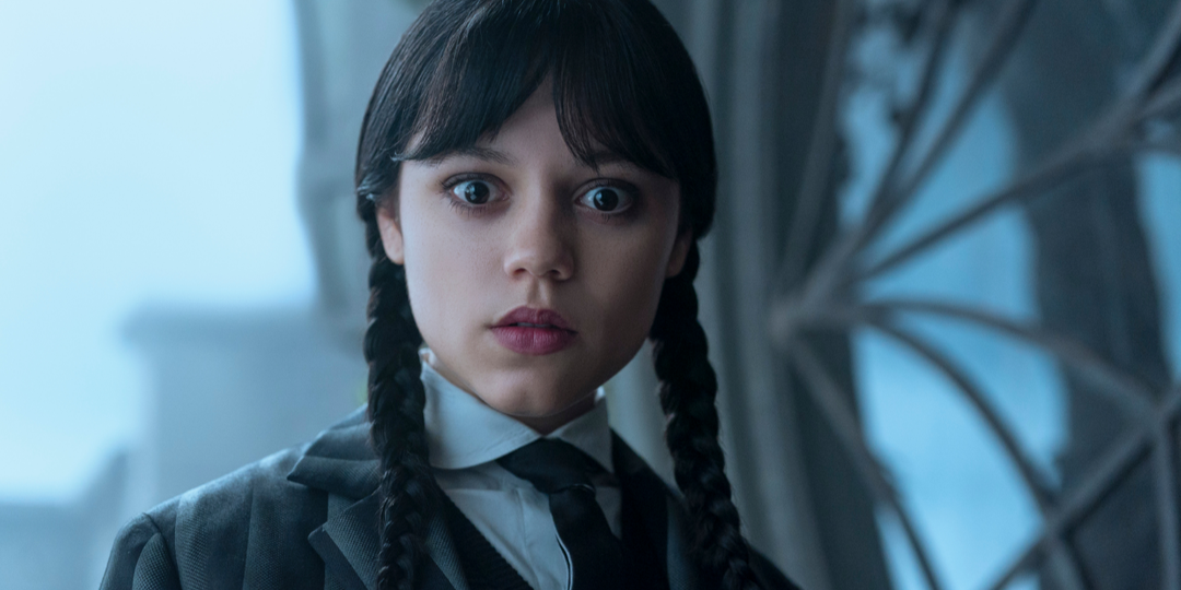 Приключение в Париже: первый кадр из третьего сезона сериала «Уэнздей»