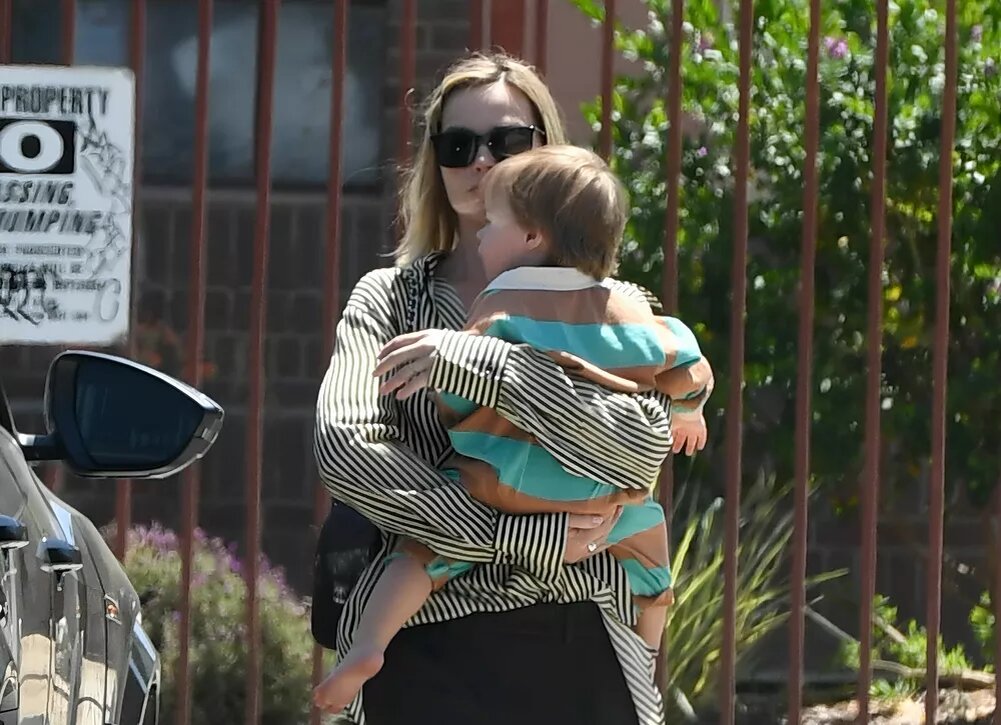    Марго Робби с сыном на руках замечена в центре Лос-Анджелеса