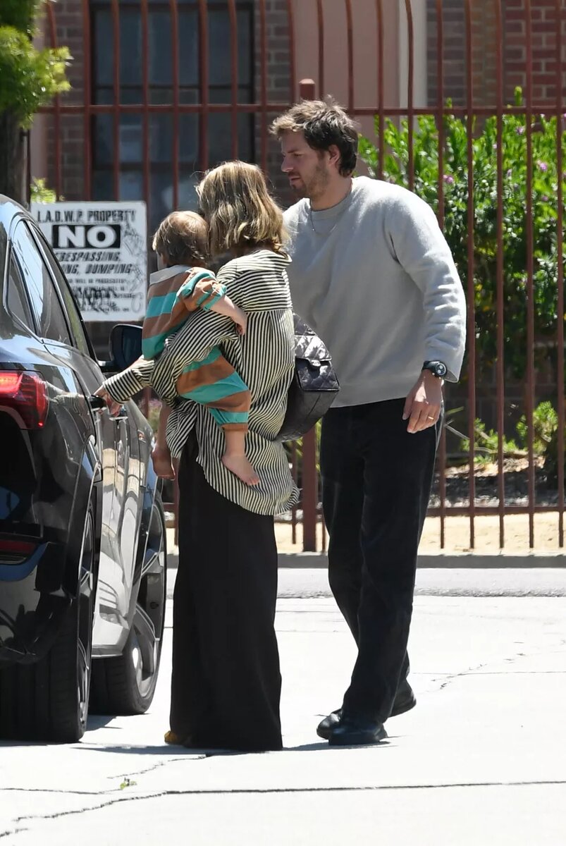 Марго Робби с мужем и сыном📷
