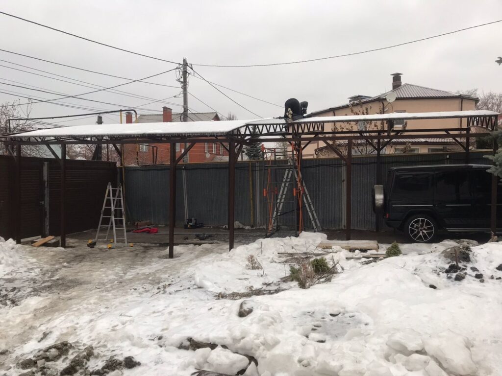 Монтаж нестандартного арочного навеса нашими мастерами.
