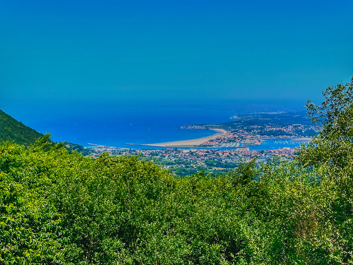 Река Бидасоа на границе Франции и Испании впадает в море. На фотографии песчаный пляж во Франции