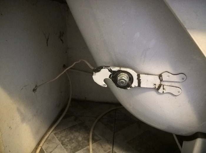 Фото: Пикабу. Заземляющий контакт на ванной. 