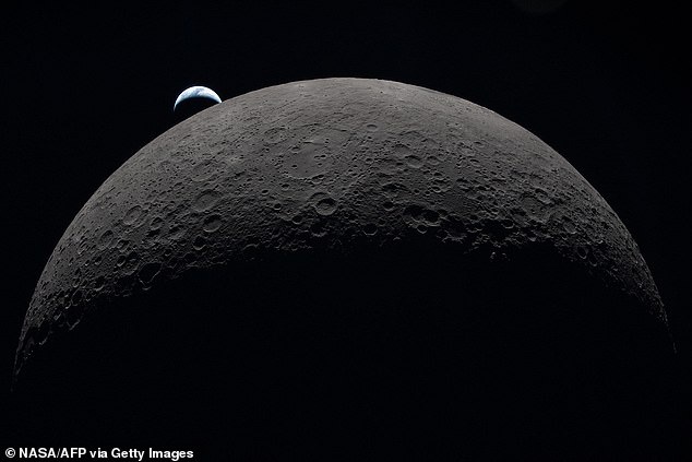 Закат Земли над изогнутым краем Луны в 18.41 по восточному времени США (отстает от московского на 8 часов) 6 апреля 2026 года, снятый космическим кораблем «Орион».