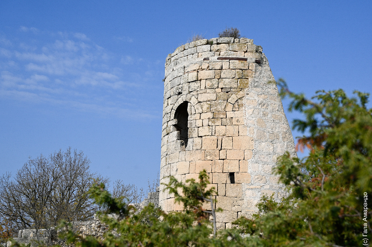 Главная достопримечательность – круглая двухэтажная десятиметровая башня с купольным сводом