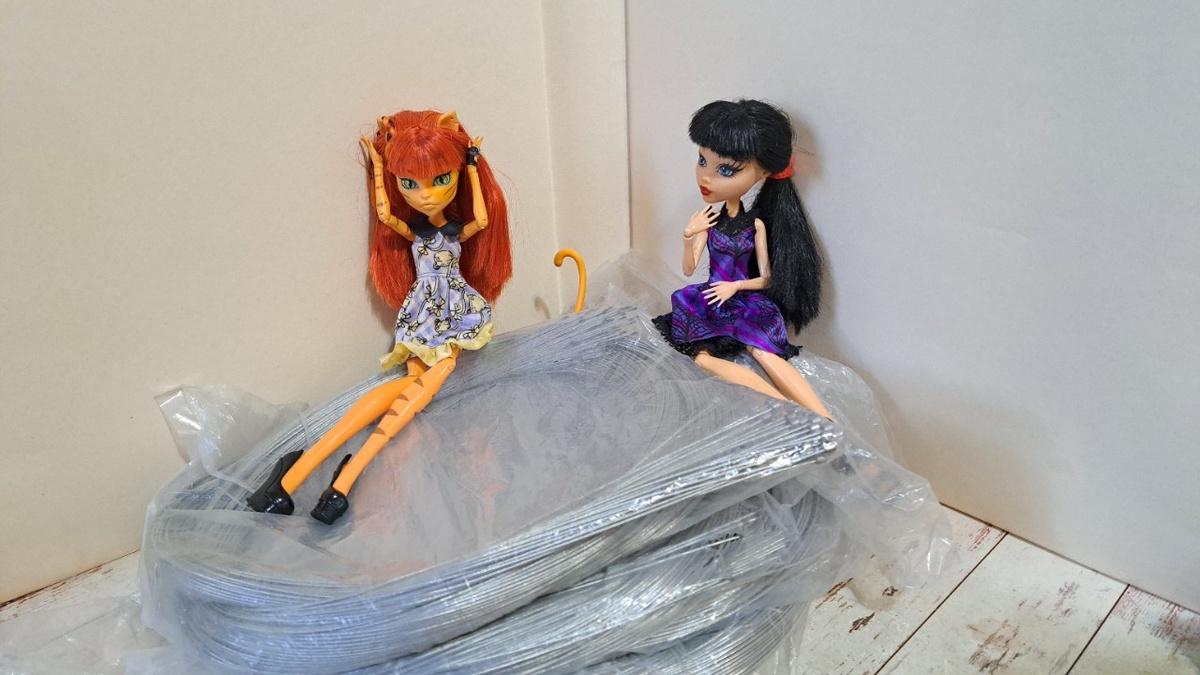 Скручивать металлические тросики сложнее, чем резиновые стяжки. А потом мы долго отмывали руки от серого налета.