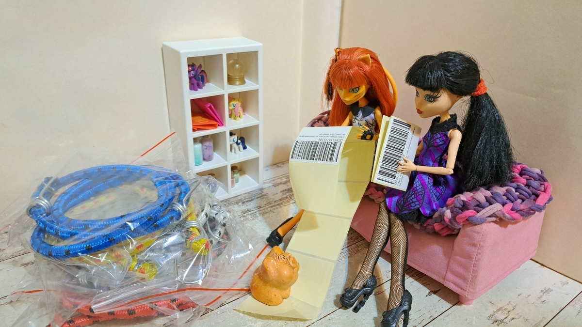 Вот эти резиновые стяжки очень вонючие. 