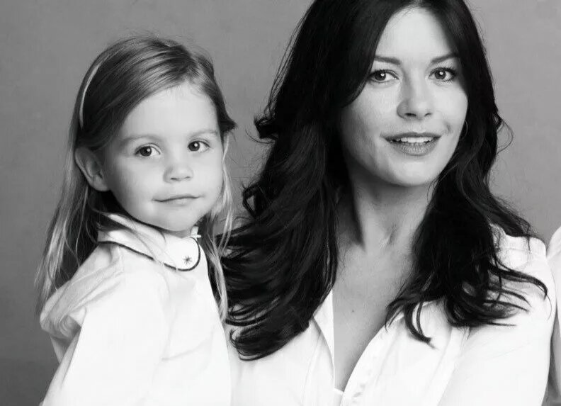    Кэтрин Зета-Джонс отметила 23-летие дочери Кэрис архивными фото