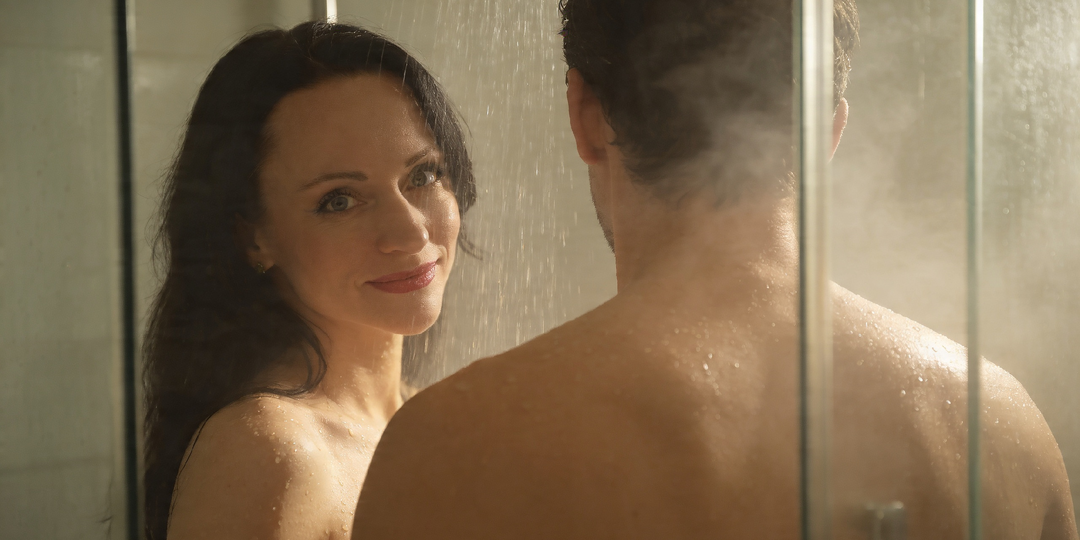 Пена доверия: как совместный душ меняет отношения и здоровье