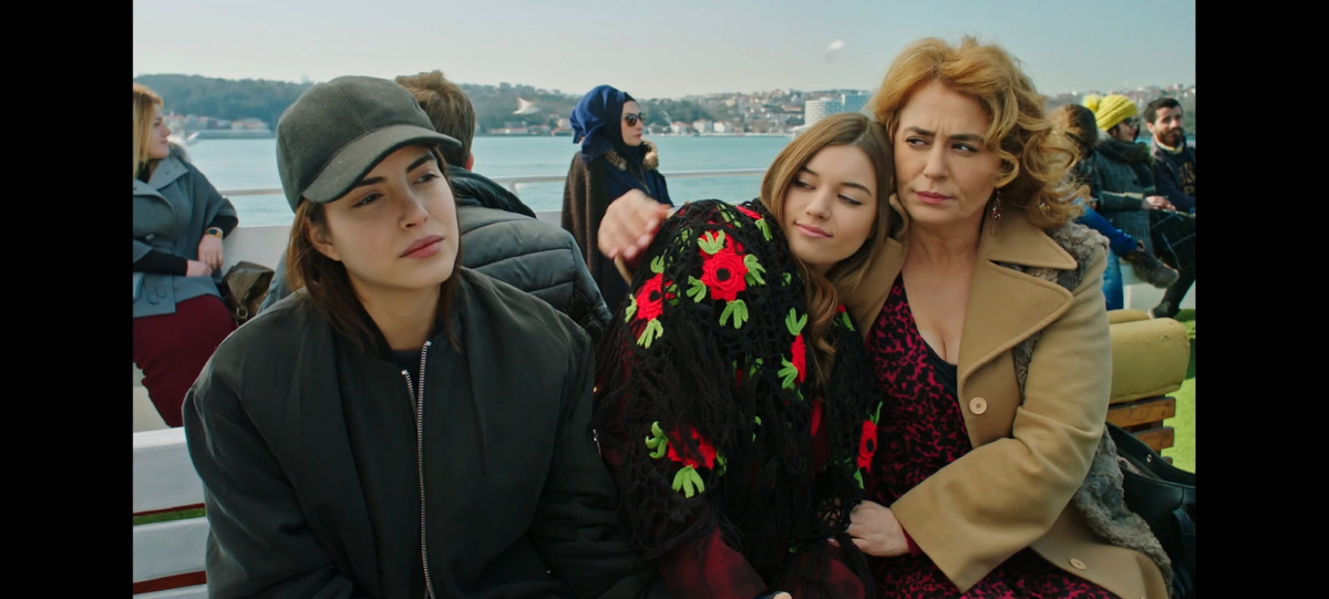 Кадр из сериала "Госпожа Фазилет и её дочери"