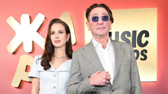 Глядя на эту пару, у нас возникает только один вопрос: "Кто кого поматросил и бросил?". Он её или она его?! Источник https://www.peoples.ru/art/music/pop/leps/news_1776700524_4364.jpg