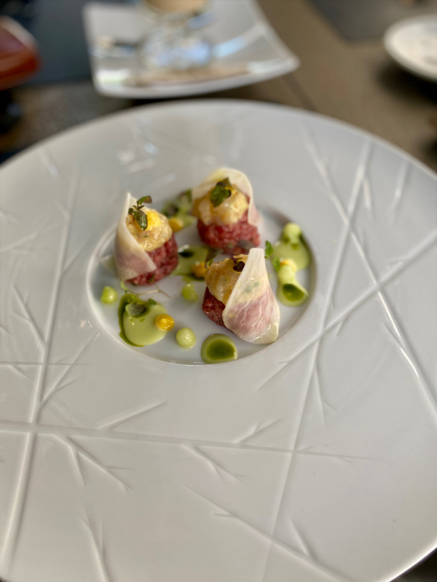 Тар-тар из оленины в Grand Cru на Патриарших прудах