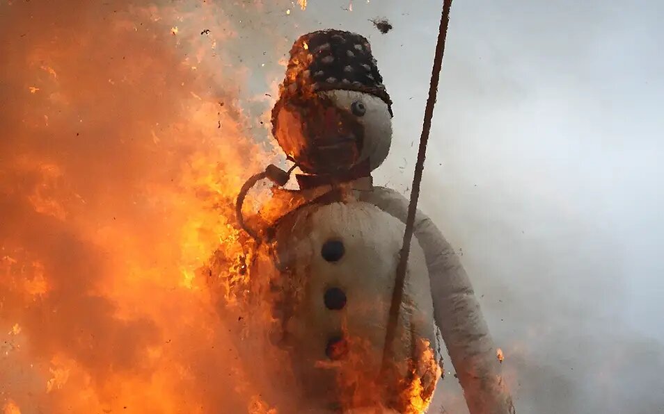 В понедельник вечером на площади Зехселойтенплац в Цюрихе сожгли чучело «Бёгга» // SA / Mike Gorsky