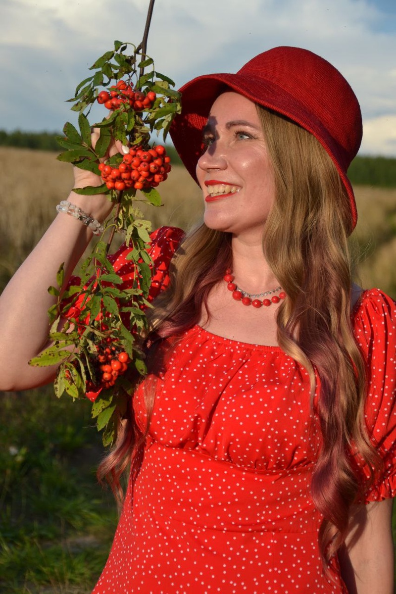 Здравствуйте! Меня зовут Елена Молева. Я энергопрактик, наставник и автор канала «Геммопсихология».
Если вы чувствуете, что «что-то не так», энергия уходит, а жизнь словно стоит на месте — вы попали по адресу.