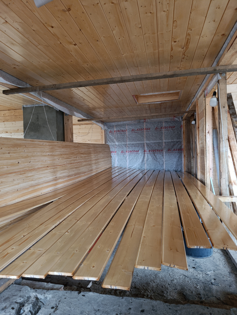 Пока второй этаж выглядит так. Это, кстати будущий коридор. Мой мини спортзал. 