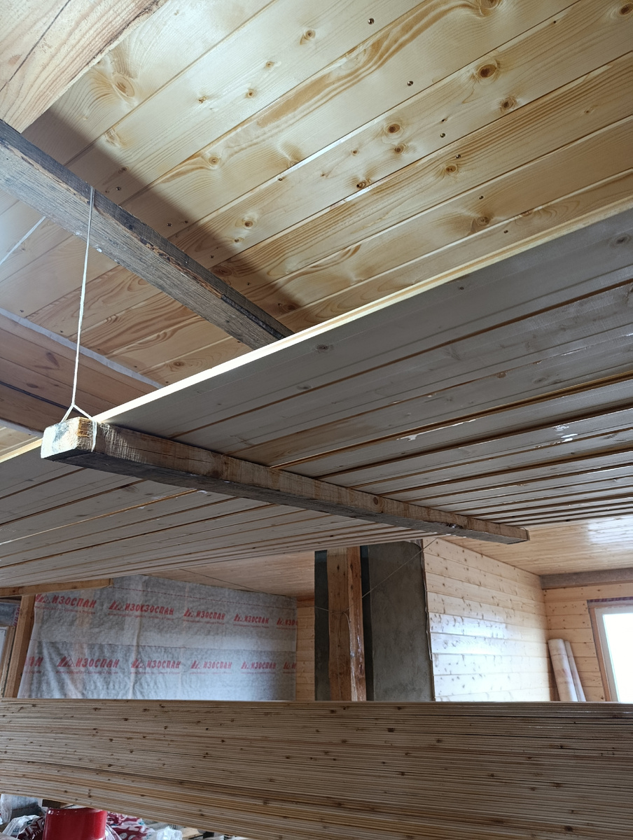 Подвешивает их в два ряда. 