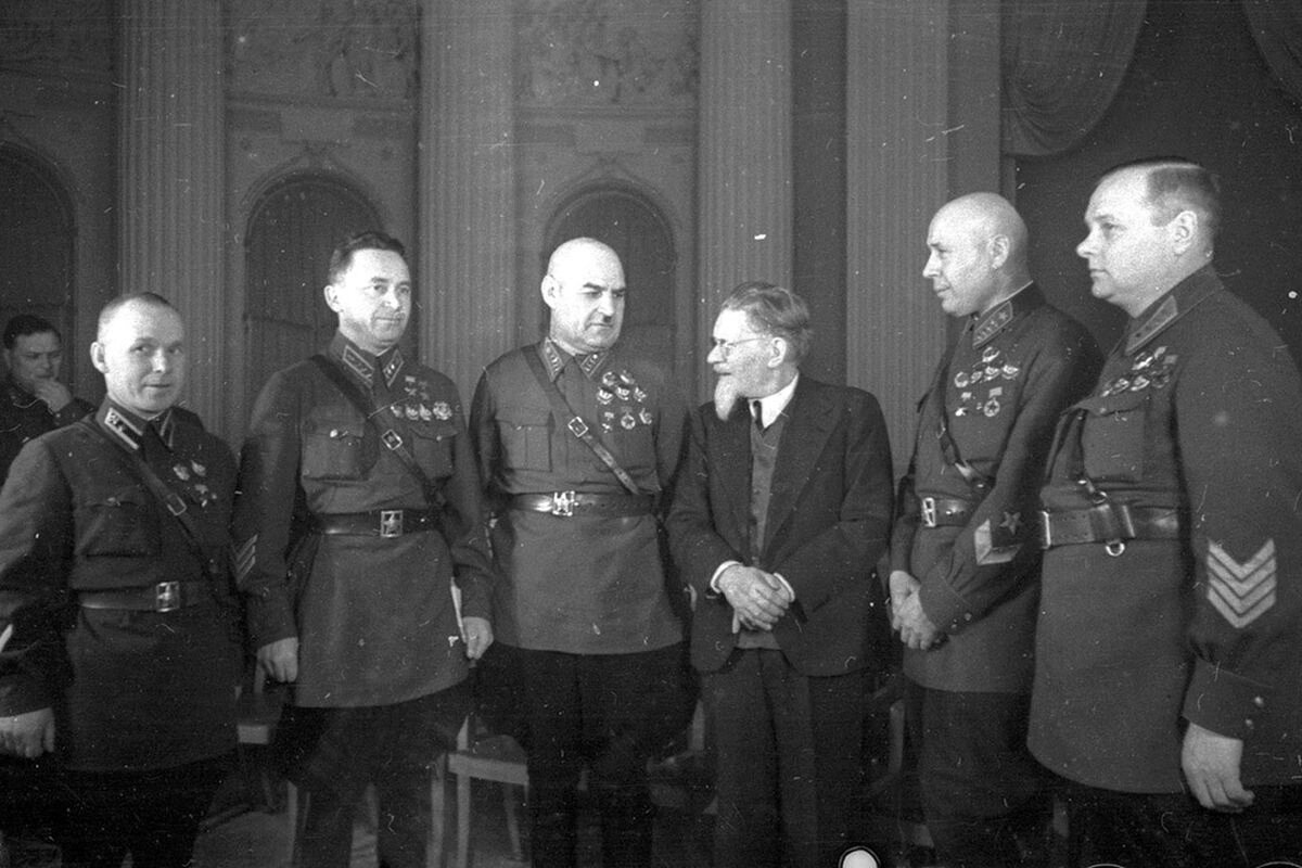 На награждении. Кулик в центре