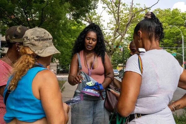«У вас дороги хуже, чем в Африке!»: американка кричала на водителя автобуса. Водитель молча завёз её в самую глубокую лужу